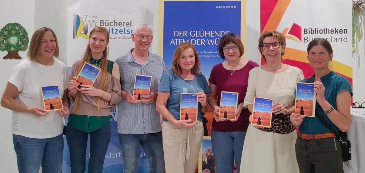 Margit Nöhrer und Bücherei Team